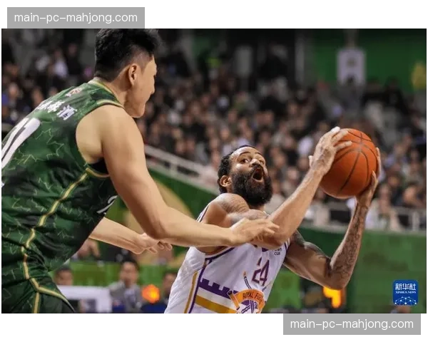 现场观察:北控球员在第四节频繁冲击篮筐,试图累积犯规数