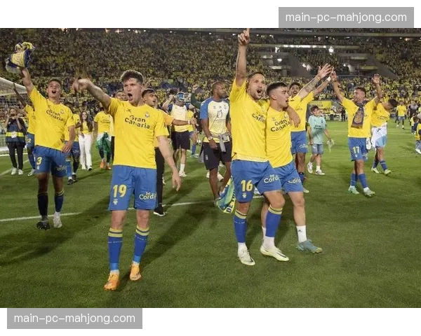 特写:格拉纳达门将马克西米亚诺单场9次扑救后的怒吼 特写:格拉纳达门将马克西米亚诺单场9次扑救后的怒吼